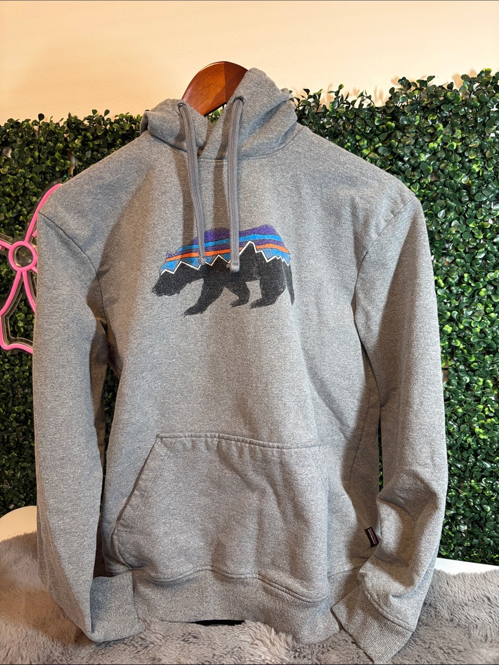 Patagonia Gray Bear Graphic Hoodie Size Medium